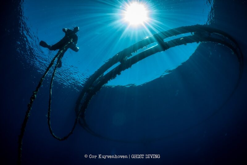 Diver of the Healthy Seas Foundation recovering marine litter