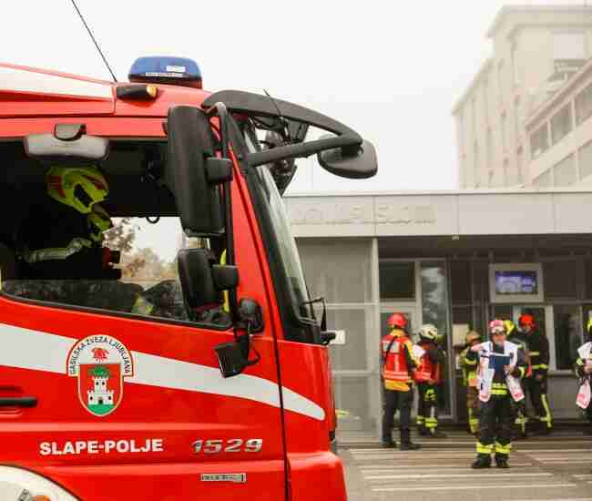 Več kot 100 gasilcev se je urilo v gašenju požara v tovarni AquafilSLO