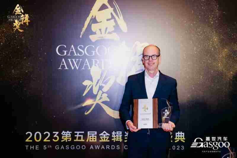Mr. Loro with the prize to Aquafil “Top 100 Players of China’s New Automotive Supply Chain” in the low-carbon new materials segment
