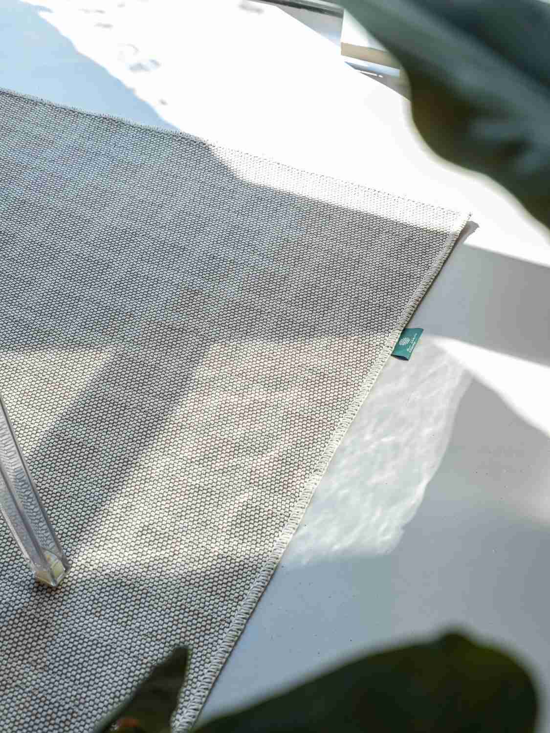 Rivoluzioni circolari: la collaborazione di successo tra Aquafil e New Weave nella creazione di una collezione di tappeti “R2R”